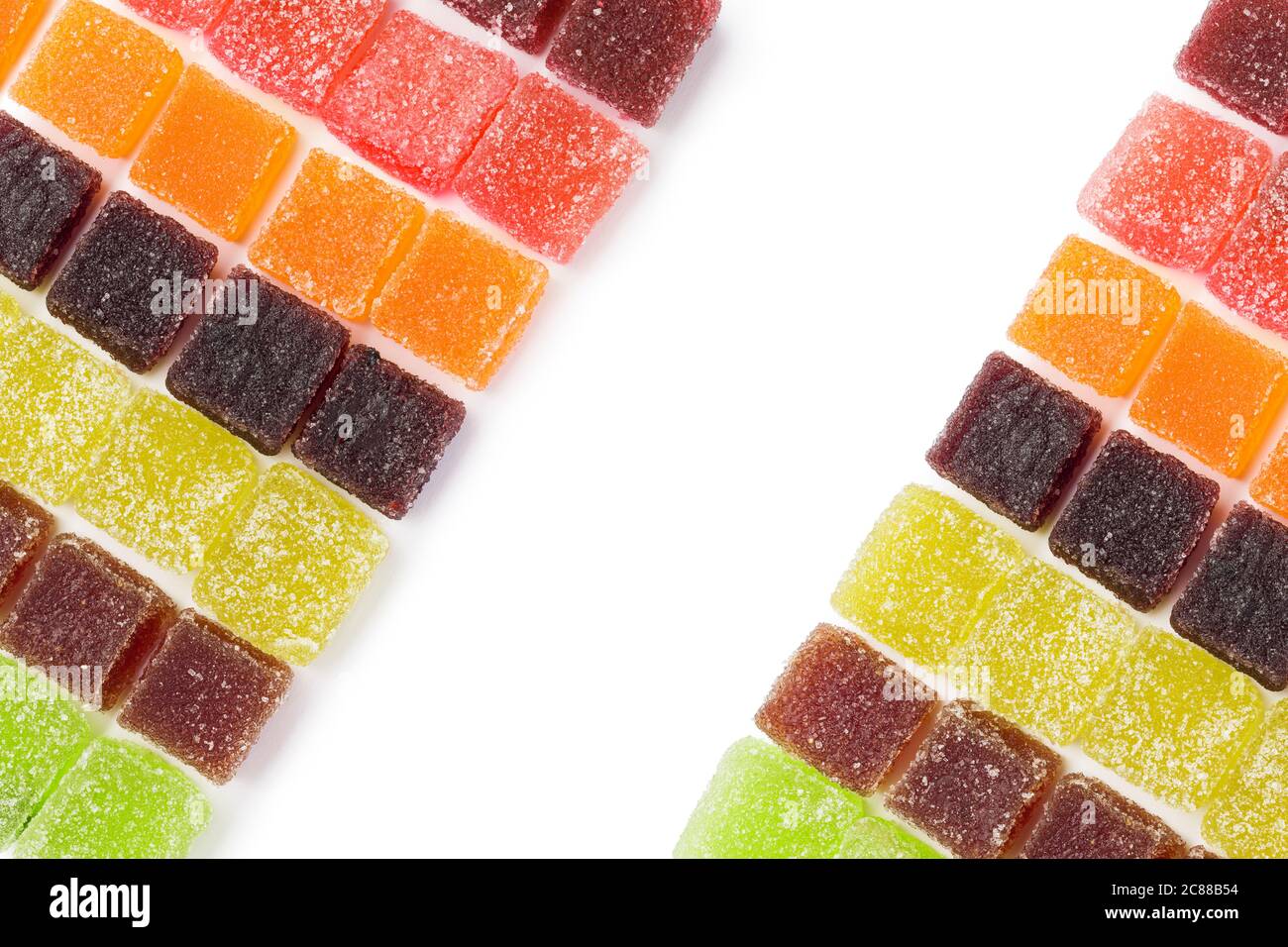 Verschiedene Gelatine Süßwaren auf weißem Hintergrund mit Copy-Raum. Stockfoto