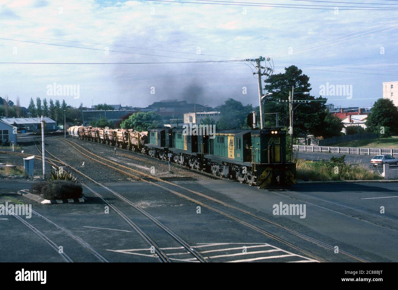 Australische National-Lokomotiven mit Lackierung, die einen Blockzug in Burnie, Tasmanien, Australien ziehen. 1988. Stockfoto