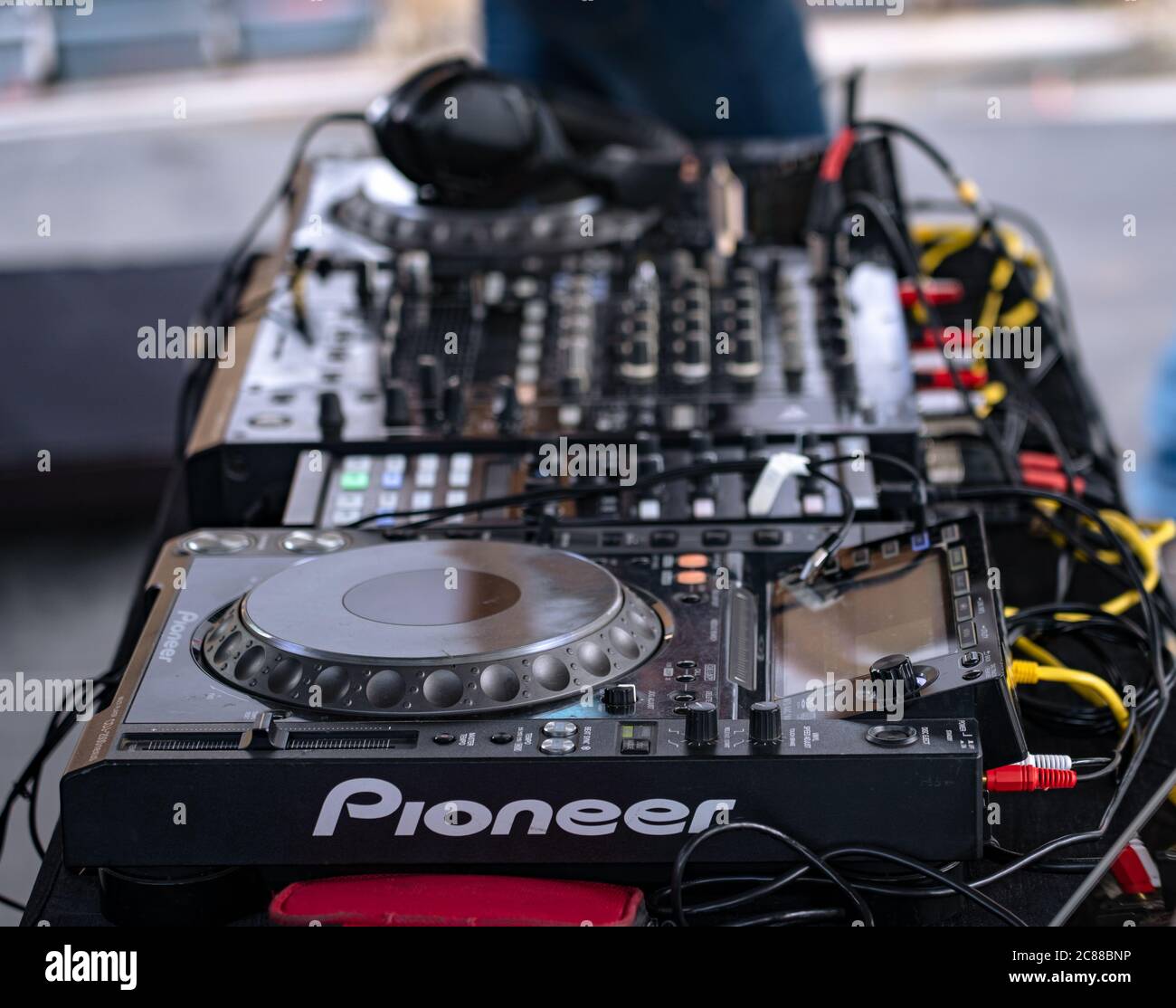 Pioneer CDJ Nexus 2000 Digital DJ-Plattenspieler bei einem Festival verwendet. Selektiver Fokus auf professionelle DJ-Ausrüstung auf der Bühne Stockfoto