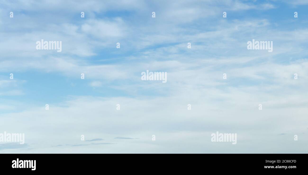Blauer Himmel bei Tag, natürliche Hintergrundbilder Stockfoto