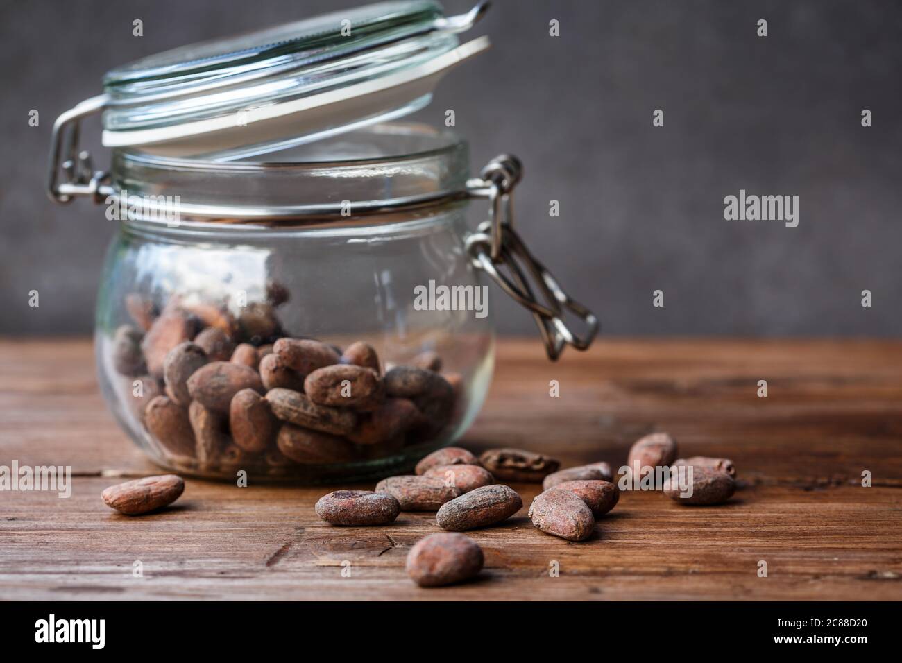 Kakaobohnen in einem Glasbehälter Stockfoto