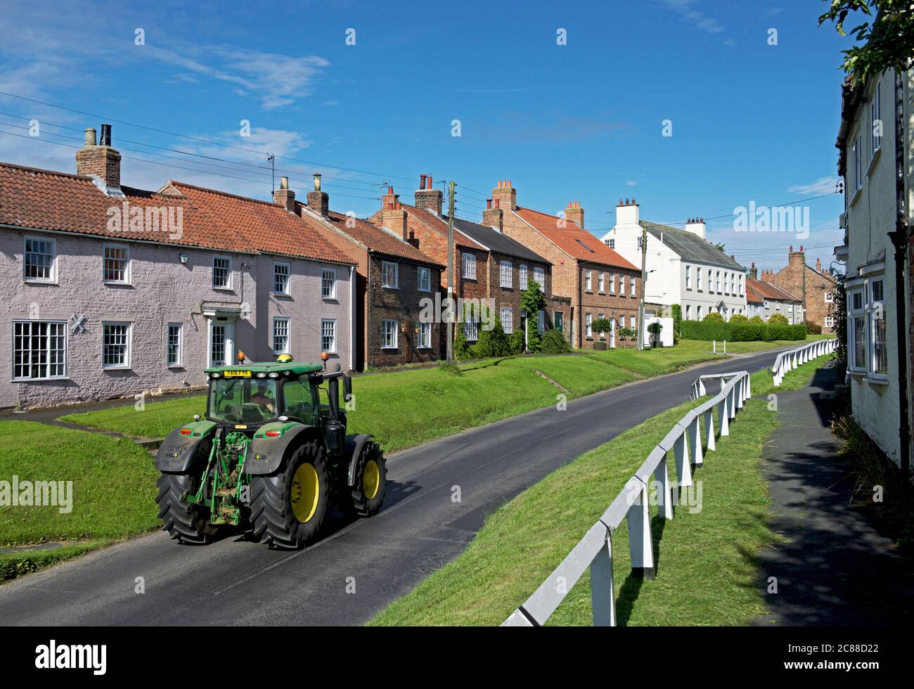 Traktor im Dorf Stillington, Hambleton, North Yorkshire, England Stockfoto