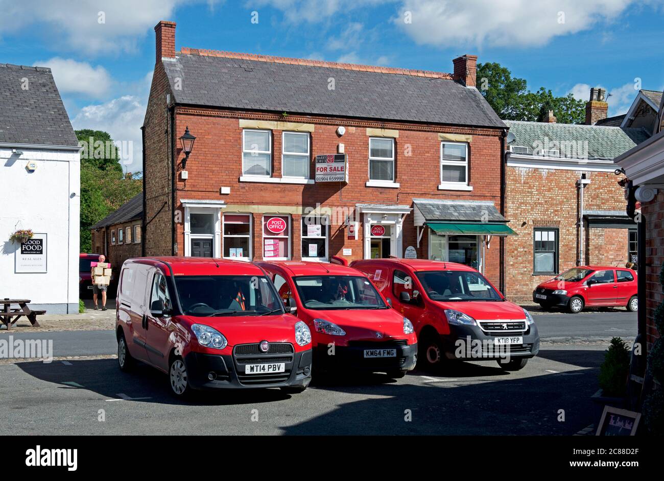 Postamt und Royal Mail Transporter in Easingwold, Hambleton, North Yorkshire, England Stockfoto