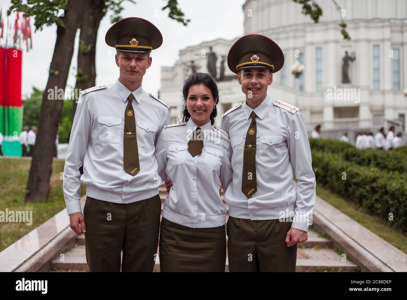 Minsk / Weißrussland - 5. Juni 2019: Junge Erstsemester aus der Militärschule feiern Abschlussfeier im Park in Uniformen Stockfoto