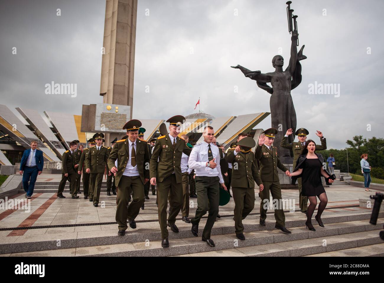 Minsk / Weißrussland - 5. Juni 2019: Junge Erstsemester aus der Militärschule feiern Abschlussfeier im Park in Uniformen Stockfoto