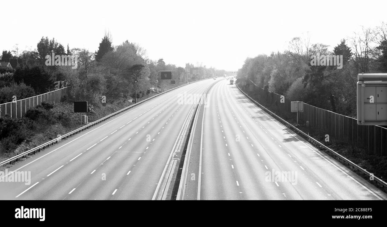 Camberley, Surrey, Großbritannien - 8. April 2020: Eine leere Autobahn während der ersten COVID-19-Sperre von 2020 Stockfoto