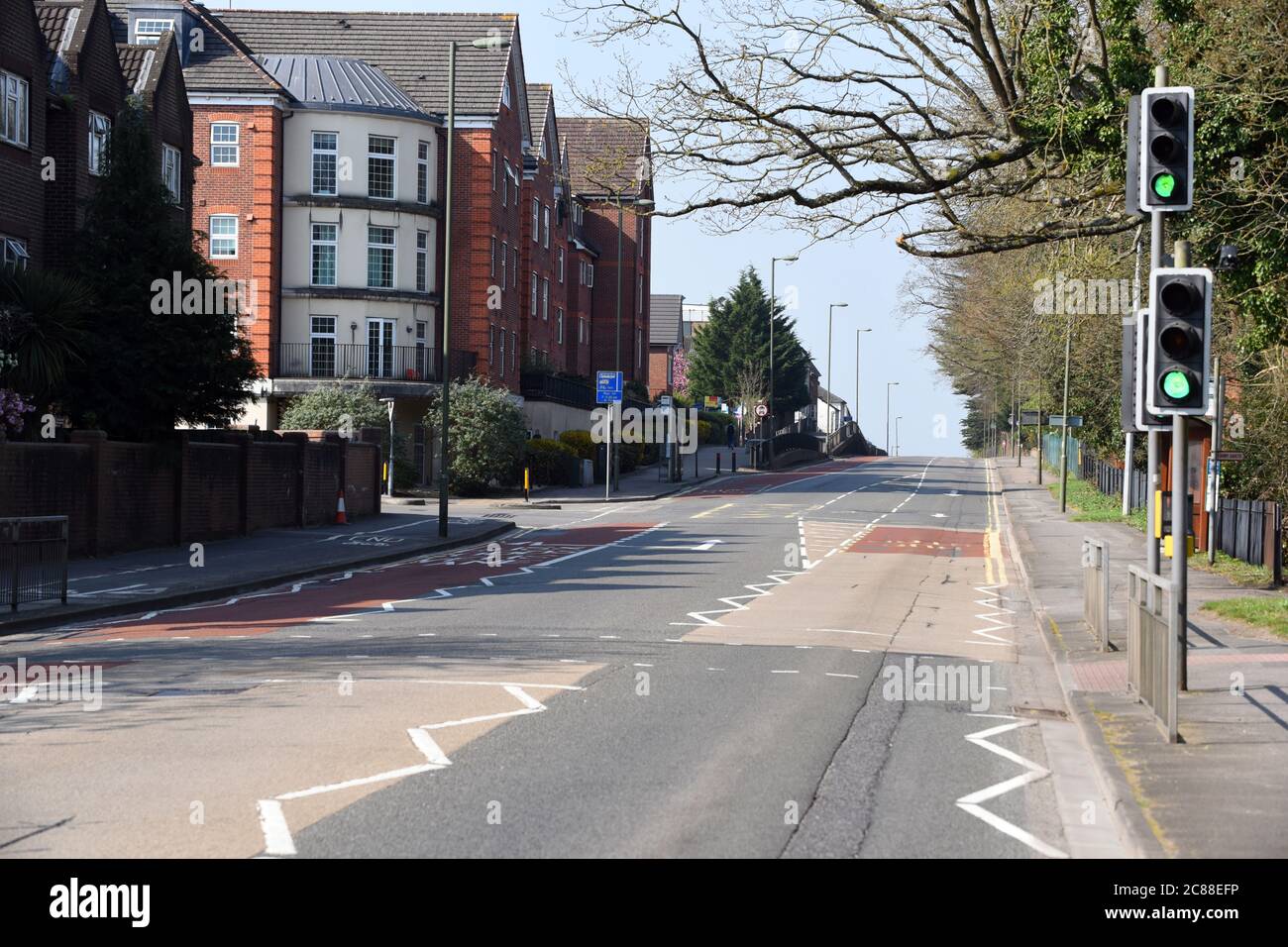 Camberley, Surrey, Großbritannien - 10. April 2020: Leere Straßen während der ersten COVID-19-Sperre von 2020 Stockfoto
