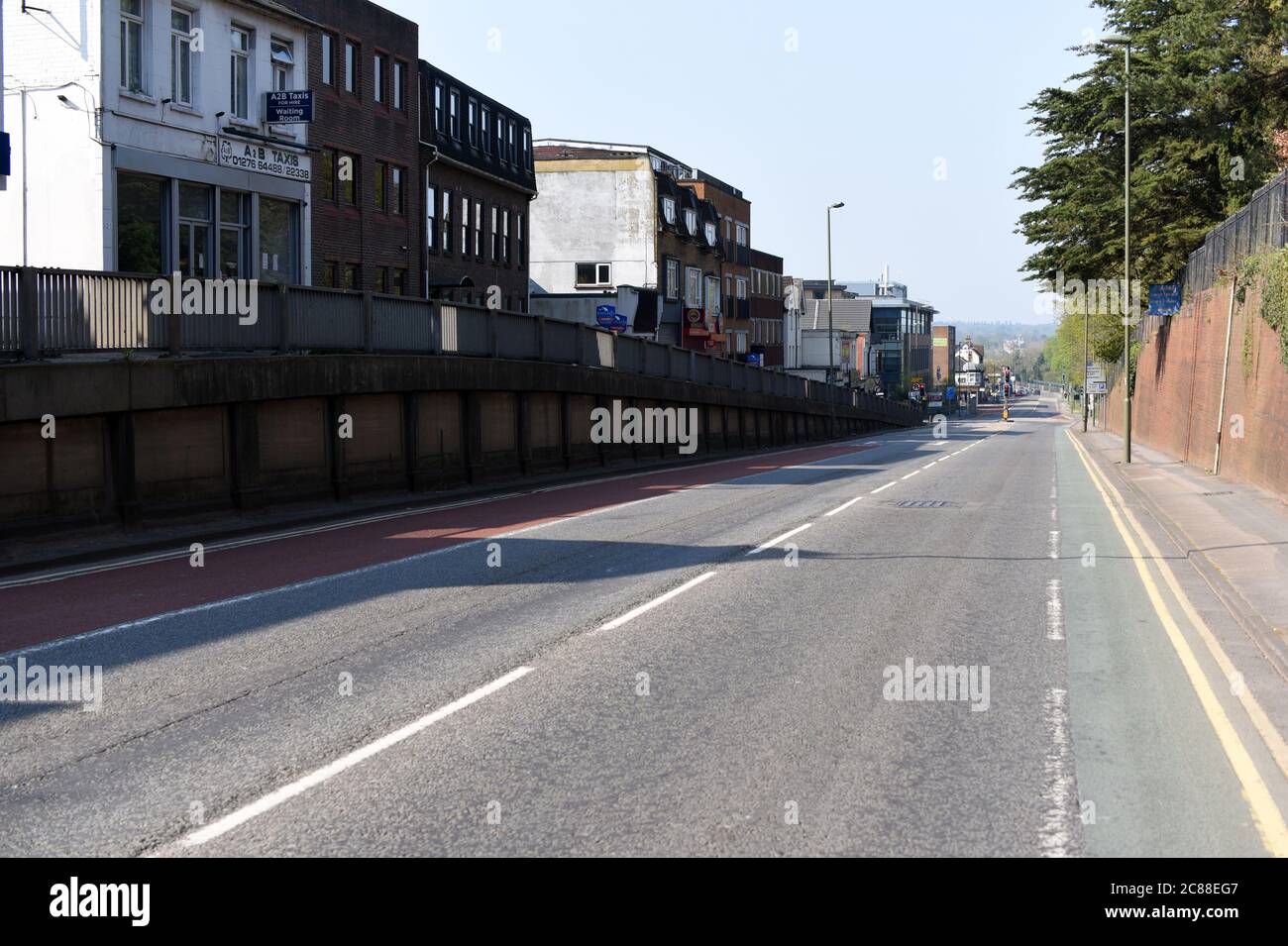 Camberley, Surrey, Großbritannien - 10. April 2020: Leere Straßen während der ersten COVID-19-Sperre von 2020 in Surrey, England Stockfoto
