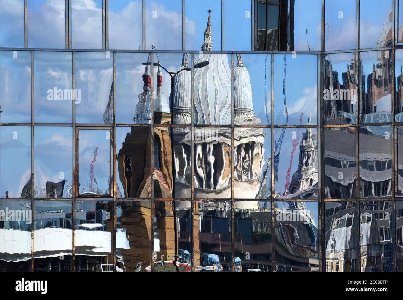 Die St. Paul's Cathedral spiegelt sich in den Fenstern dieses Fotos wider, das an einem klaren Tag in London aufgenommen wurde Stockfoto