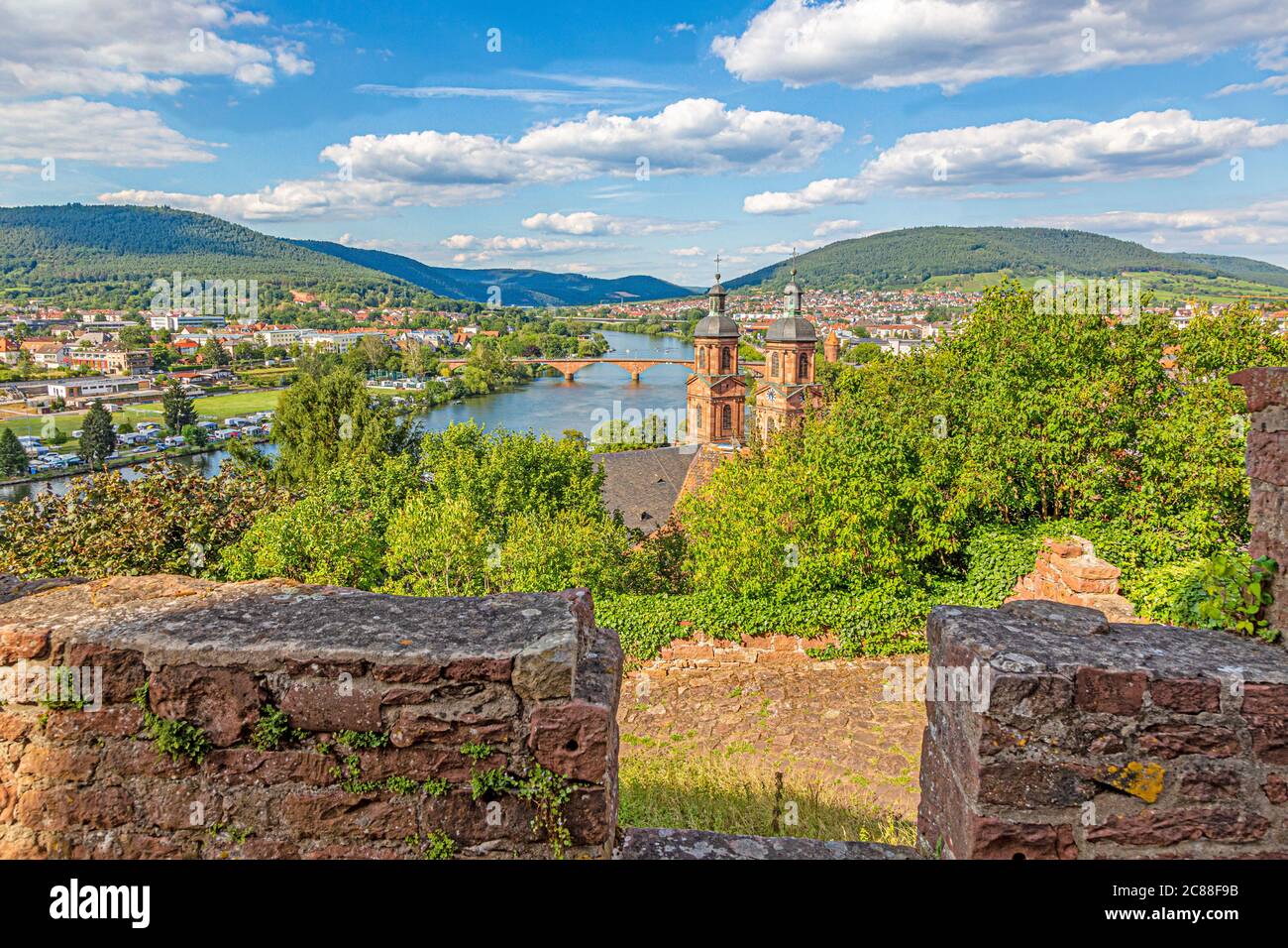 Blick über die mittelalterliche Stadt Miltenberg von der Burg Miltenberg im Sommer tagsüber Stockfoto