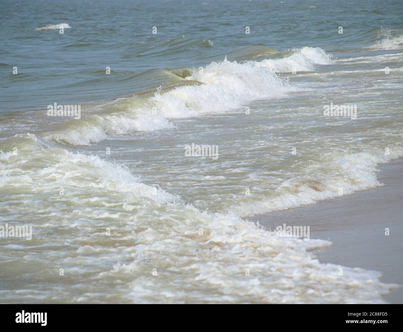 Ruhige Wellen am Strand der Nordsee in Katwijk/NL. Keine Personen sichtbar Stockfoto