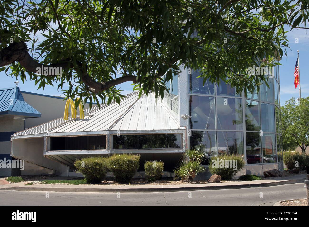 Roswell's McDonalds Restaurant in Form eines Alien's UFO in Roswell, New Mexico, USA, 2015 Stockfoto