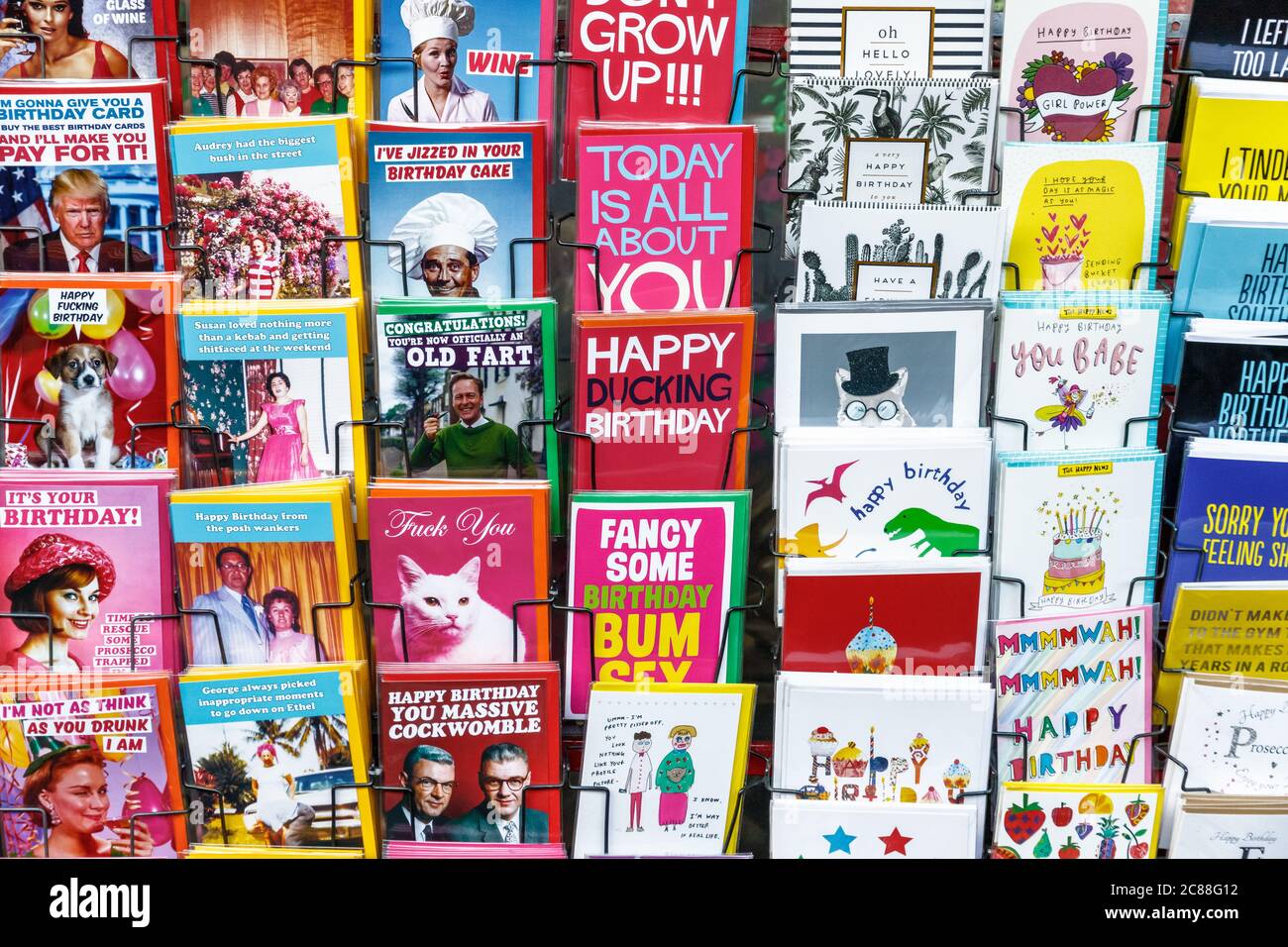London, Großbritannien - 11. März 2020 - skurrile Geburtstagskarten auf dem Camden Market Stockfoto