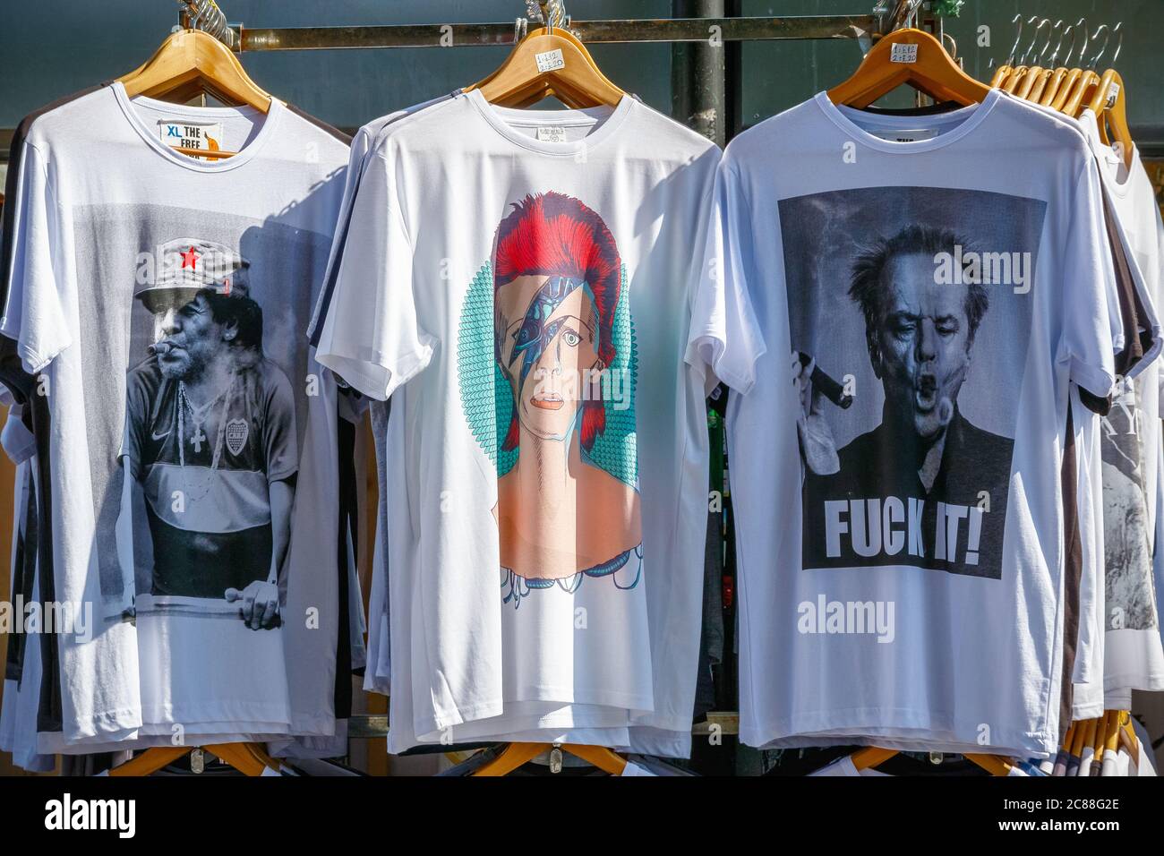 London, UK - 11. März 2020 - Funky bedruckte T-Shirts auf dem Camden Street Market Stockfoto