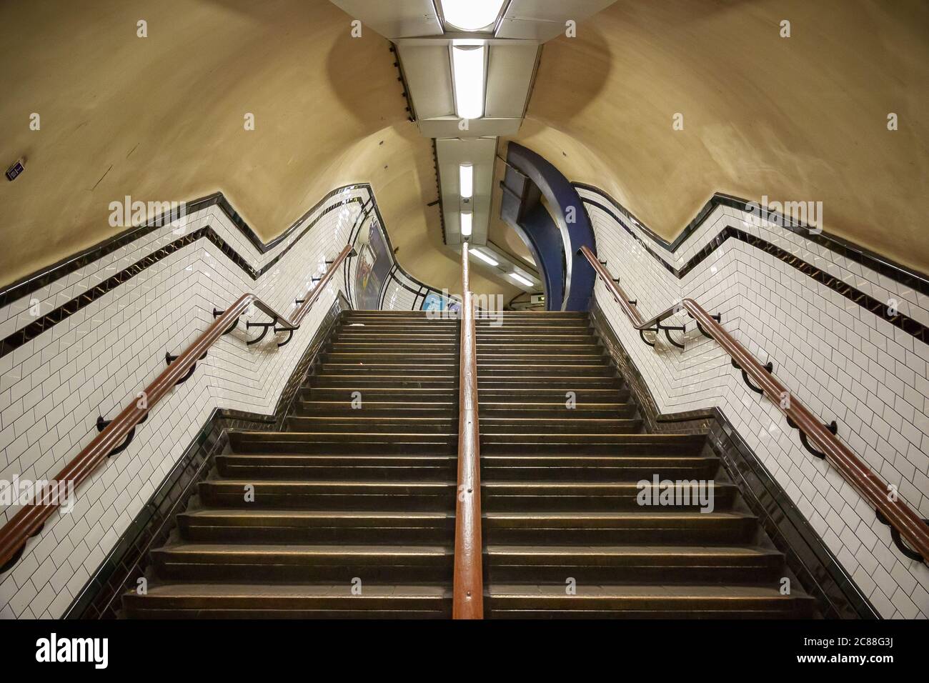 London, Großbritannien - 11. März 2020 - Treppenaufgang zu einer Passage in der U-Bahnstation Camden Town Stockfoto