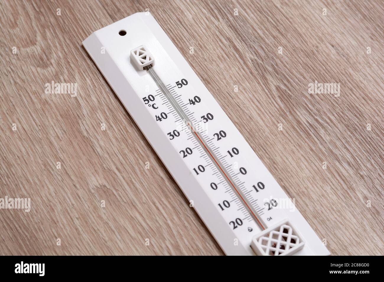 Meteorologie-Thermometer. Kälte- und Wärmetemperatur. Celsius auf Thermometern Stockfoto