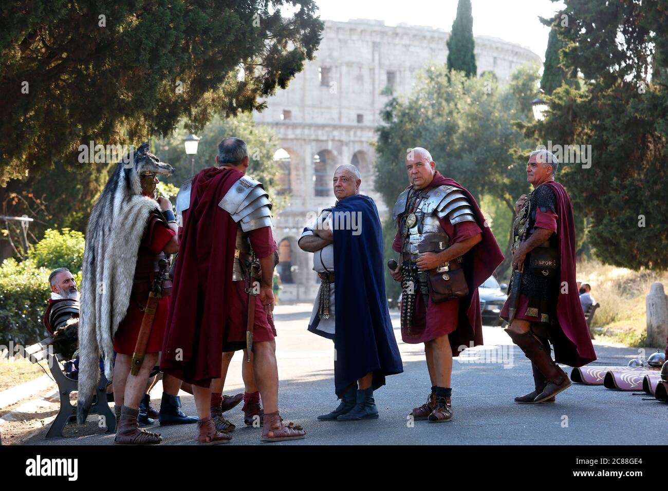 1. Und 2. Jahrhundert v. Chr. Legionäre der berühmtesten römischen Nachstellungs-Gruppe, die Gruppo Storico Romano, Pose vor dem Kolosseum während der Veranstaltung " Stockfoto