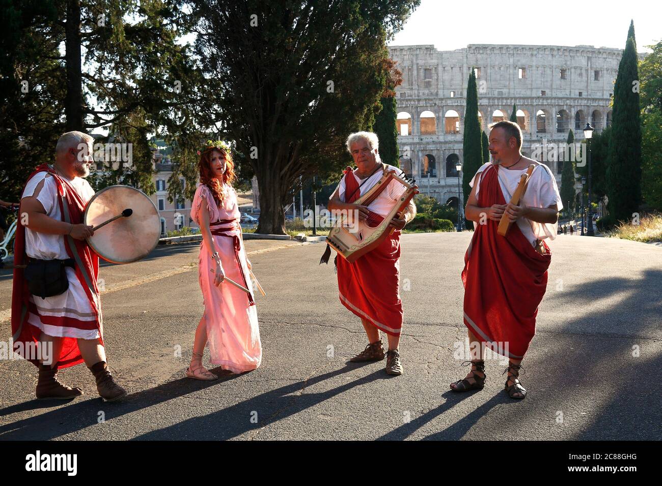 1. Und 2. Jahrhundert v. Chr. Musiker der berühmtesten römischen Reenactment-Gruppe, die Gruppo Storico Romano, posieren vor dem Kolosseum während der Veranstaltung "Pi Stockfoto