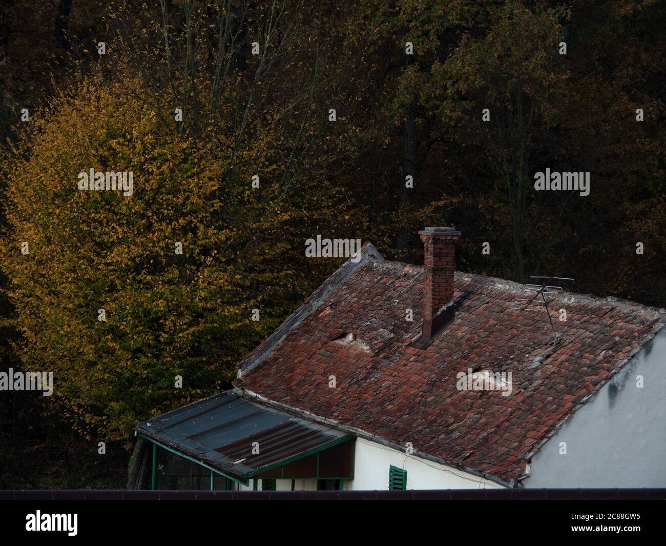 Alte rumänische Stil Dach, zwei Lüftungsöffnungen, die ähnlich zwei Augen auf dem Dach. Stockfoto