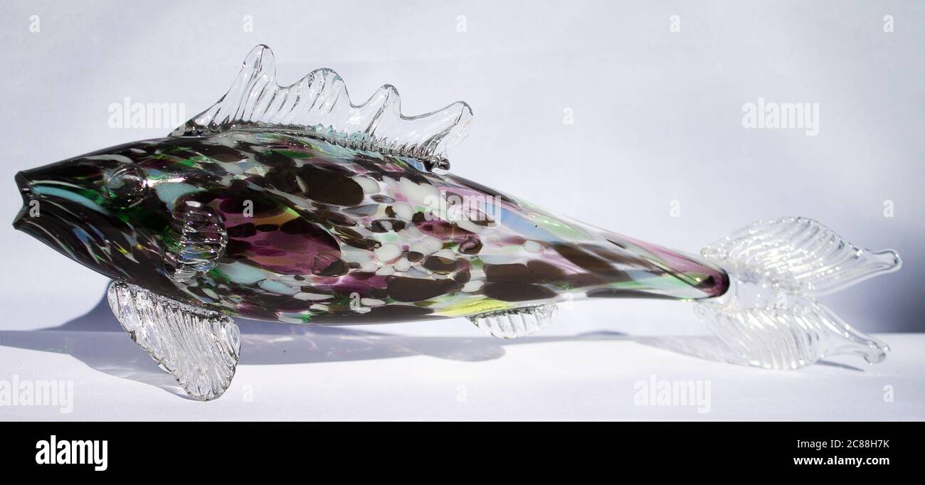 Ein sehr bunter Fisch aus Glas. Mund geblasen aus Murano. Stockfoto