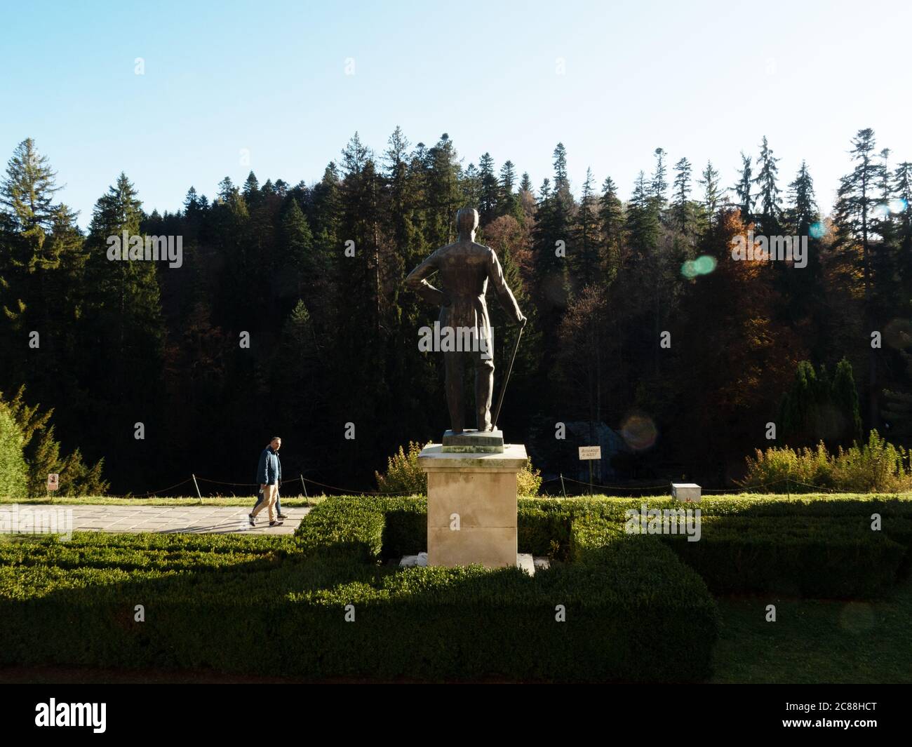 Sinaia, Prahova / Rumänien - 25. Oktober 2019: Statue von König Carol I., vor dem Schloss Peles. Stockfoto