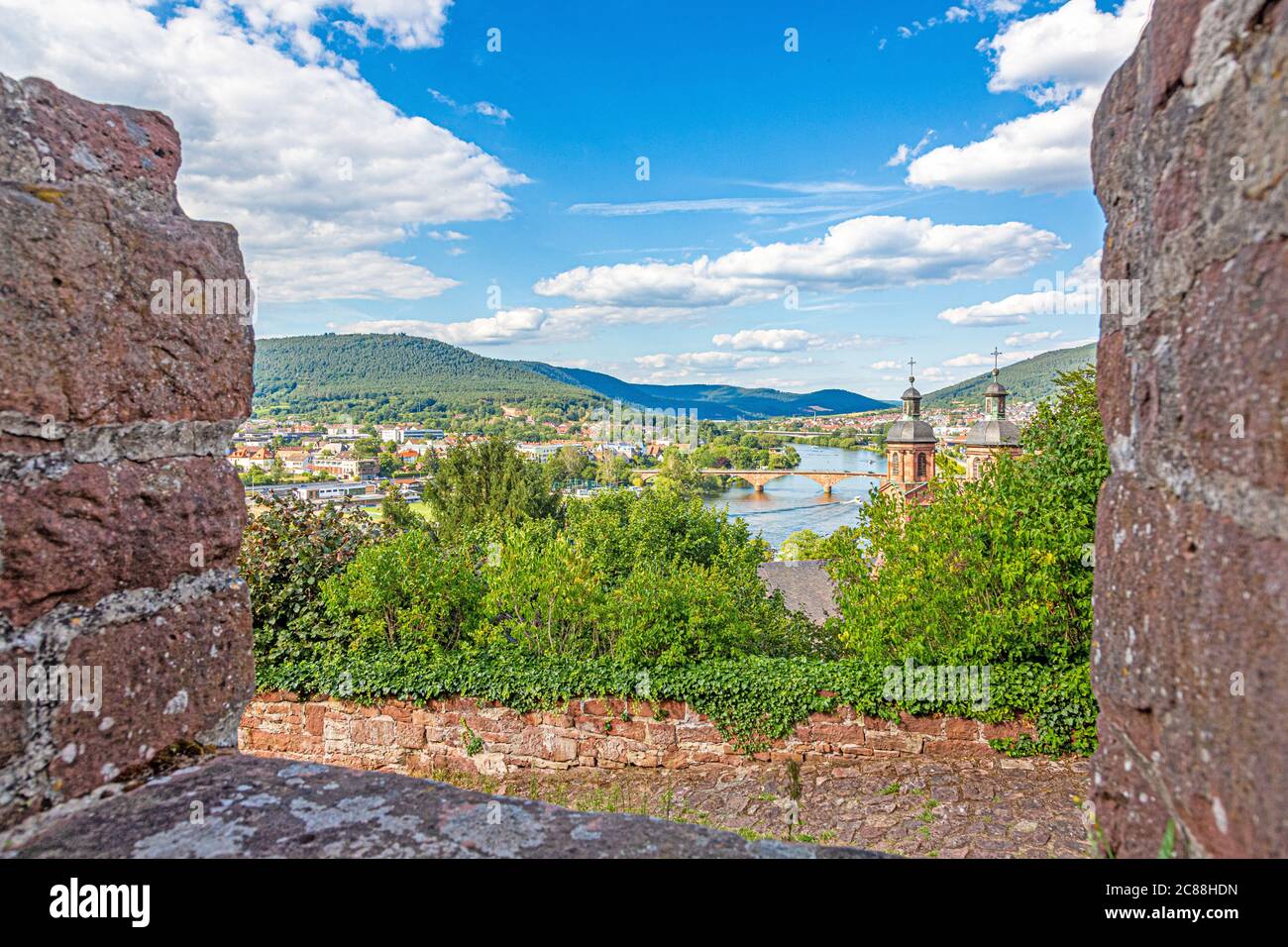 Blick über die mittelalterliche Stadt Miltenberg vom Schloss Miltenberg bei Tag Stockfoto