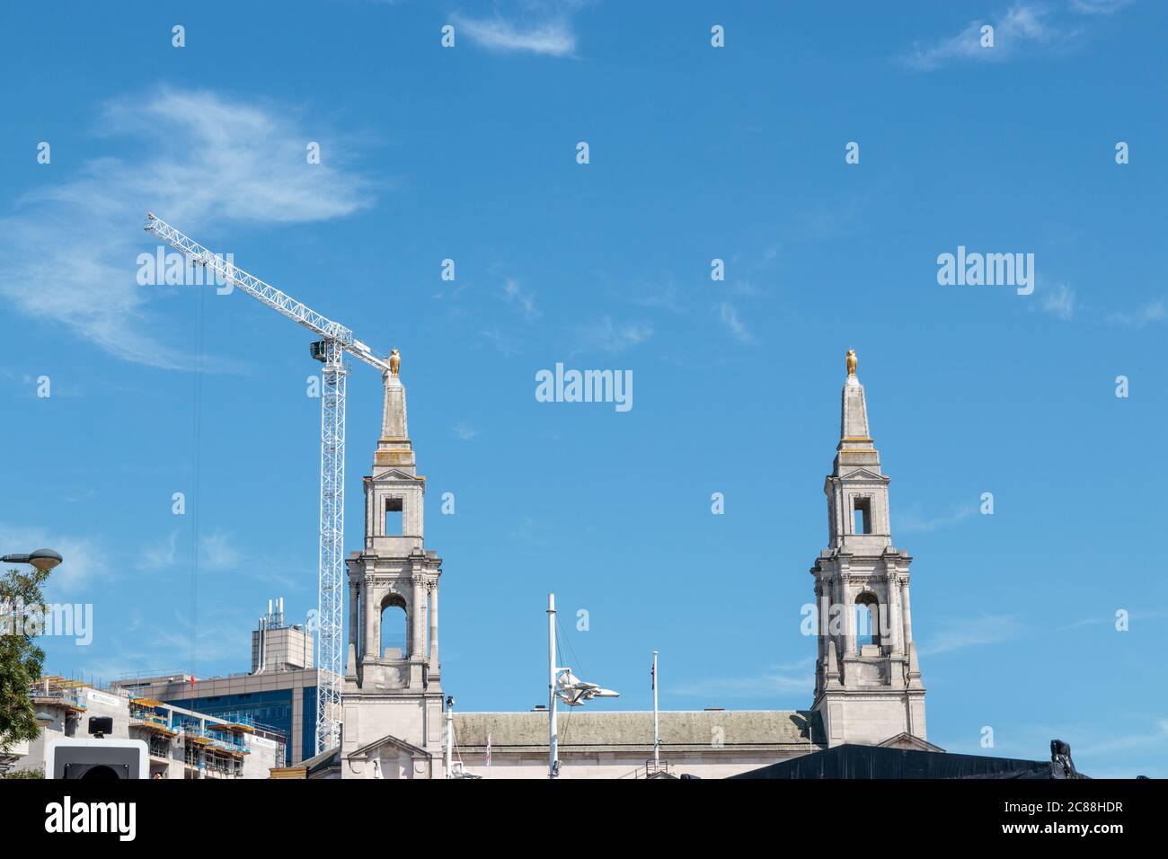 Blick auf die goldene Eulenstatue vor der Civic Hall, Leeds Stockfoto