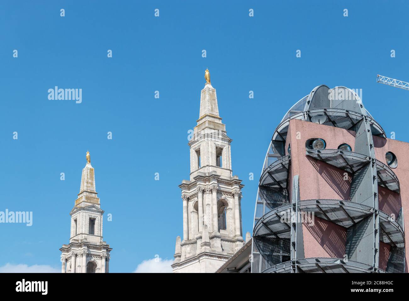 Blick auf die goldene Eulenstatue vor der Civic Hall, Leeds Stockfoto