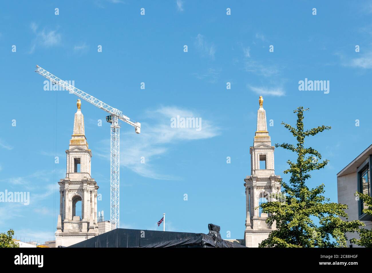 Blick auf die goldene Eulenstatue vor der Civic Hall, Leeds Stockfoto