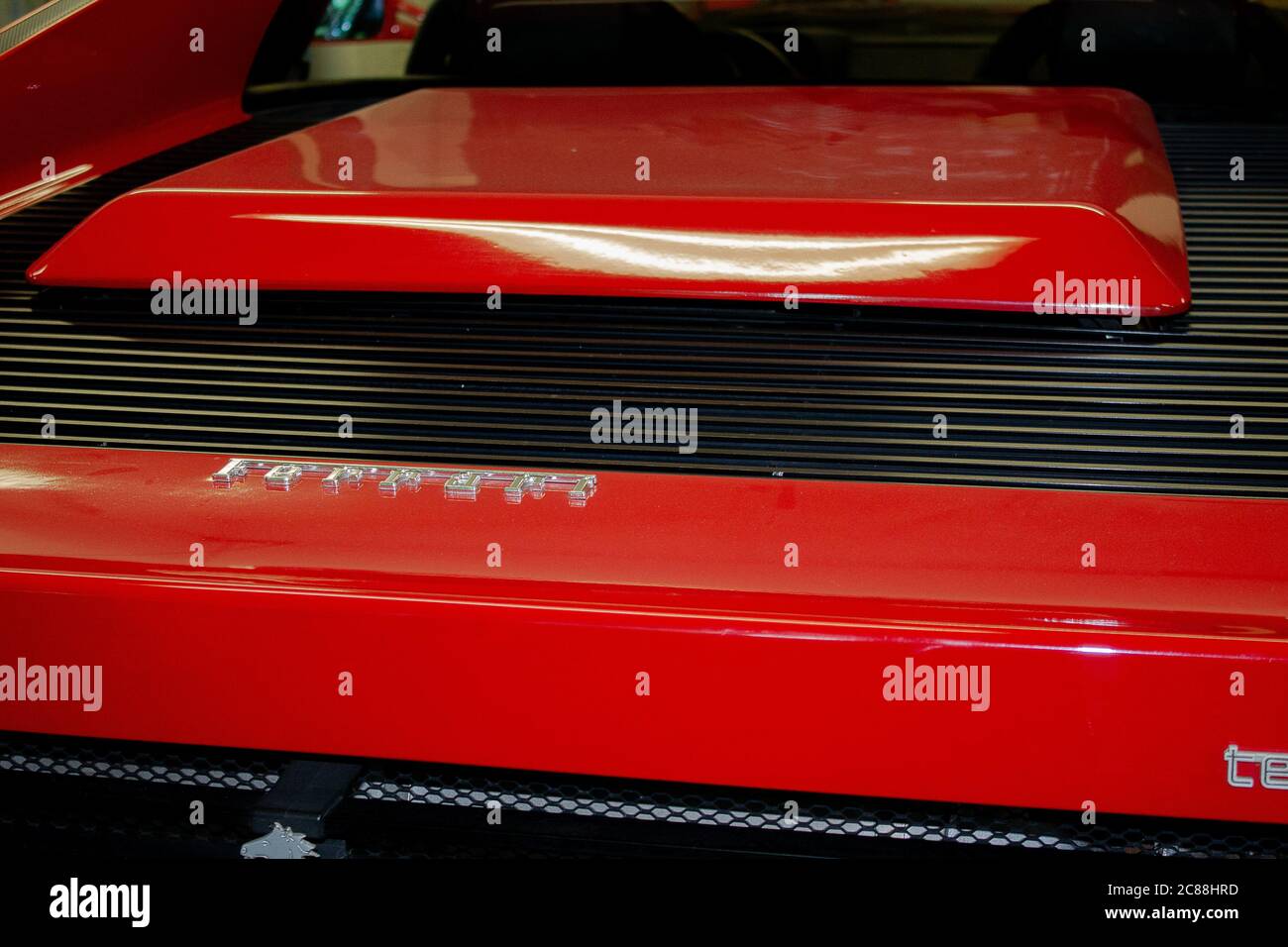 Eine Motorraumabdeckung von einem roten Supersportwagen aus Italien. Ferrari Testarossa. Stockfoto