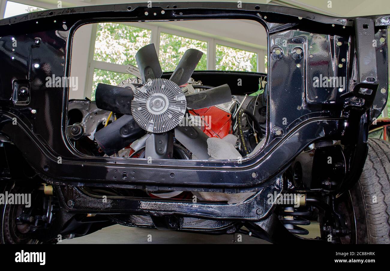 Lüfterrad eines V8-Motors in einer Karosserie eines Muskelwagens eingebaut. Stockfoto