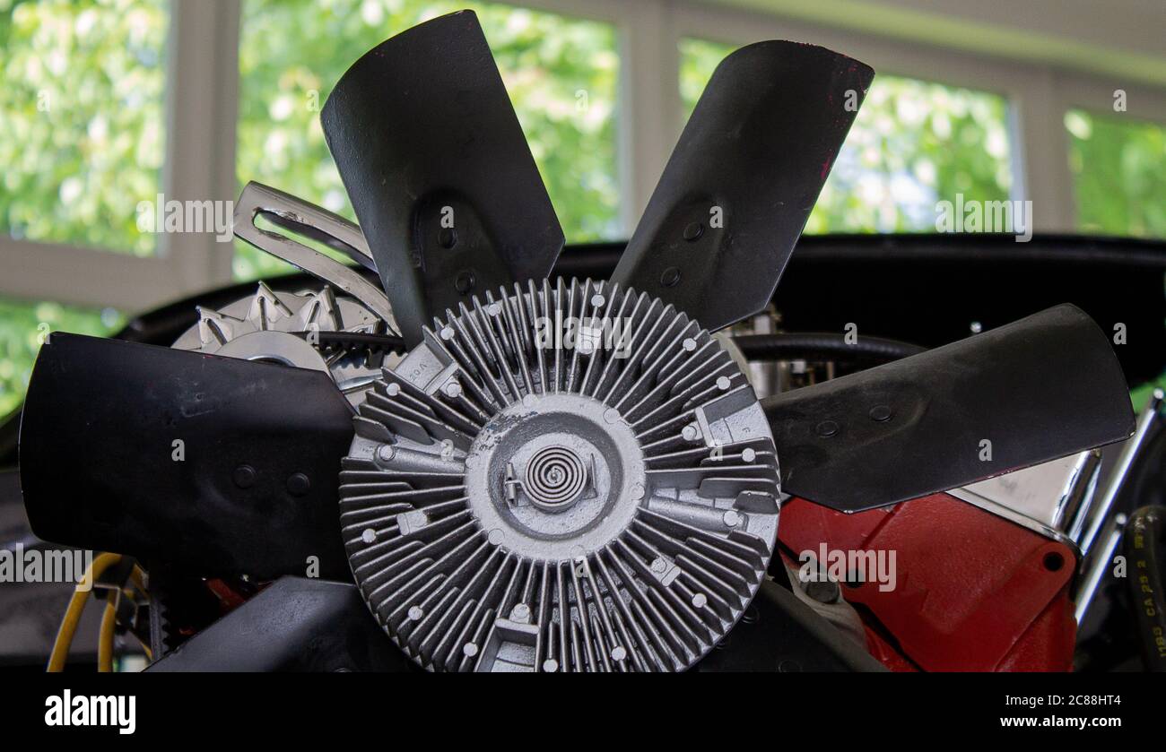 Lüfterrad eines V8-Motors in einer Karosserie eines Muskelwagens eingebaut. Nahaufnahme. Stockfoto