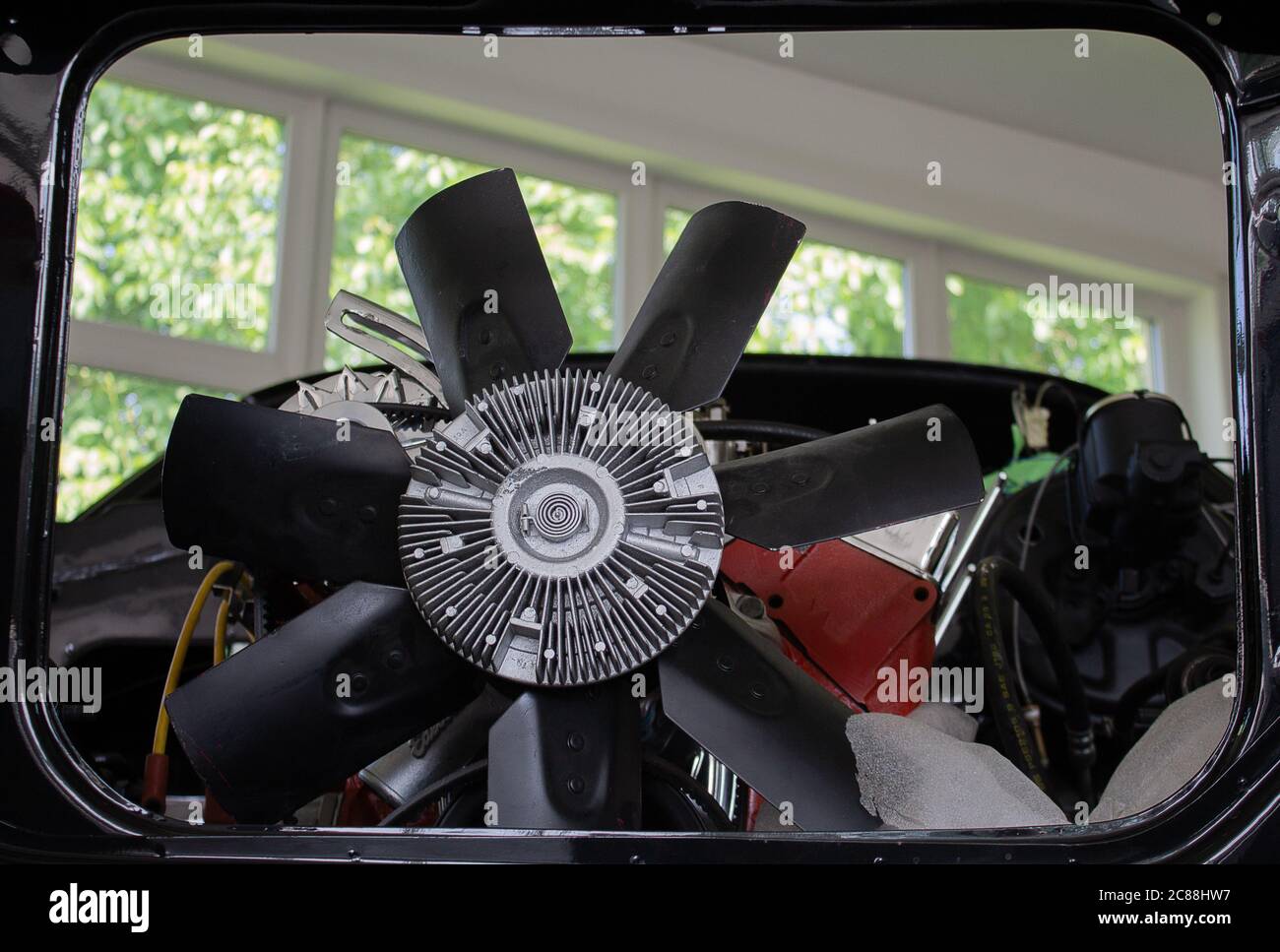 Lüfterrad eines V8-Motors in einer Karosserie eines Muskelwagens eingebaut. Nahaufnahme. Stockfoto