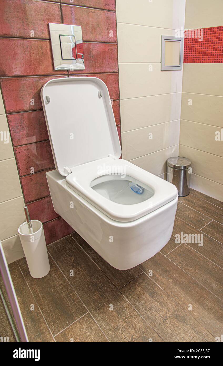 Eine Variante der Anordnung von Gegenständen und Möbeln in der Toilette. Toilette im Zimmer. Stockfoto
