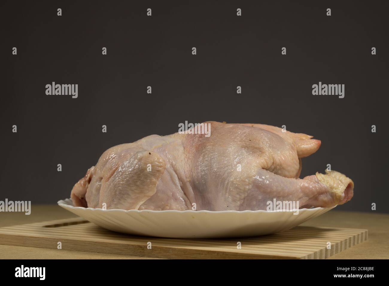 Rohes Hühnerkarasch, Huhn. Zwiebel, Zitrone, Pilze, Knoblauch, Rosmarin Stockfoto