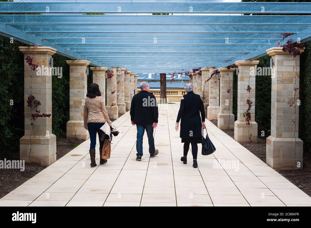 Drei Touristen ziehen durch den Eingang des renovierten Seppeltsfield Winery Complex im Barossa Valley, South Australia, Australien. Stockfoto