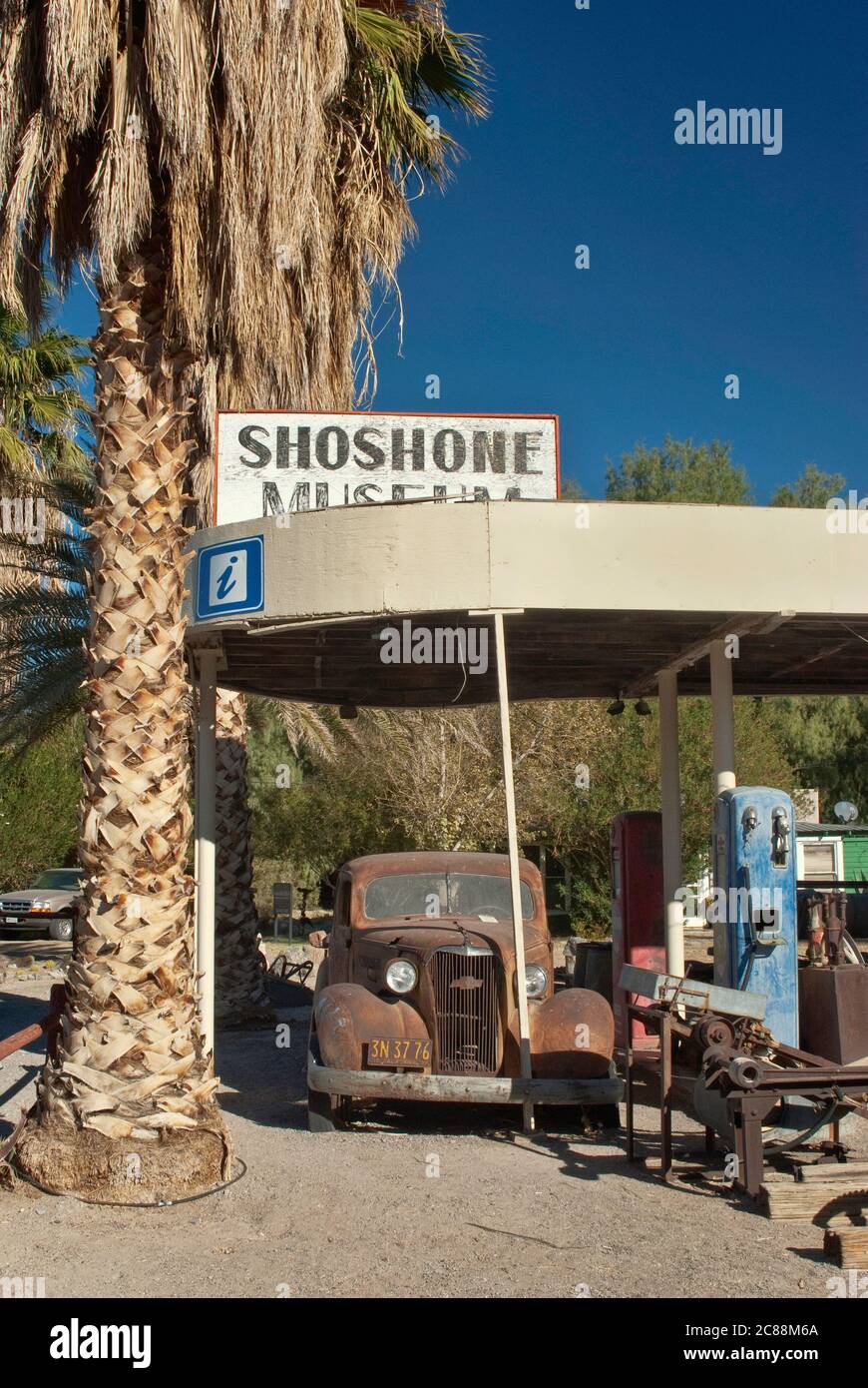 Altes Auto im Museum und Souvenirladen in Shoshone in Mojave Desert, Kalifornien, USA Stockfoto