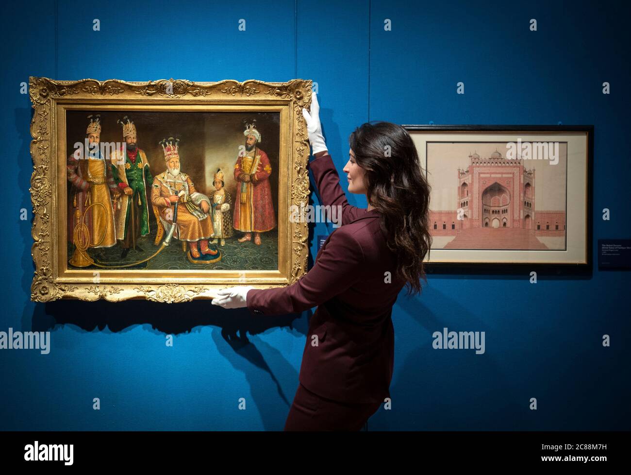 Kuratorin Emily Hannam betrachtet ein Ölgemälde eines mughal Künstlers aus der Mitte des 19. Jahrhunderts, das Kaiser Akbar Shah II. Mit seinen Söhnen und Enkeln in einer Presseinterview für die Eastern Encounters-Ausstellung der Royal Collection in der Queen's Gallery im Palace of Holyroodhouse, Edinburgh, darstellt. Stockfoto