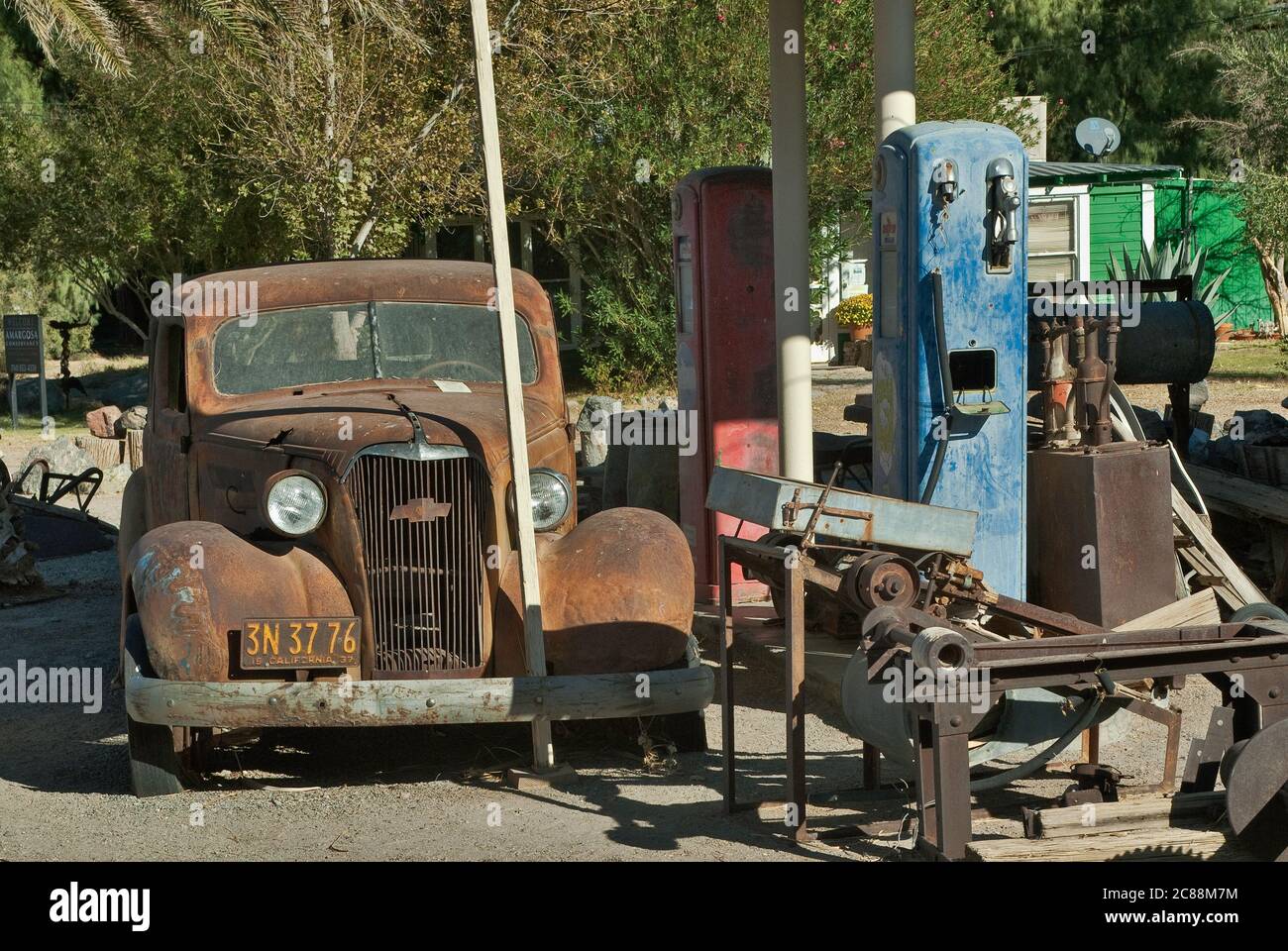 Altes Auto im Museum und Souvenirladen in Shoshone in Mojave Desert, Kalifornien, USA Stockfoto