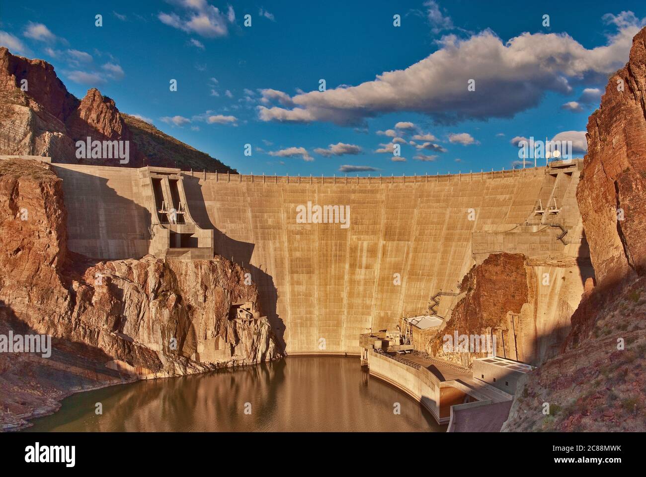Theodore Roosevelt Dam am Salt River, vom Apache Trail aus gesehen, Arizona, USA Stockfoto