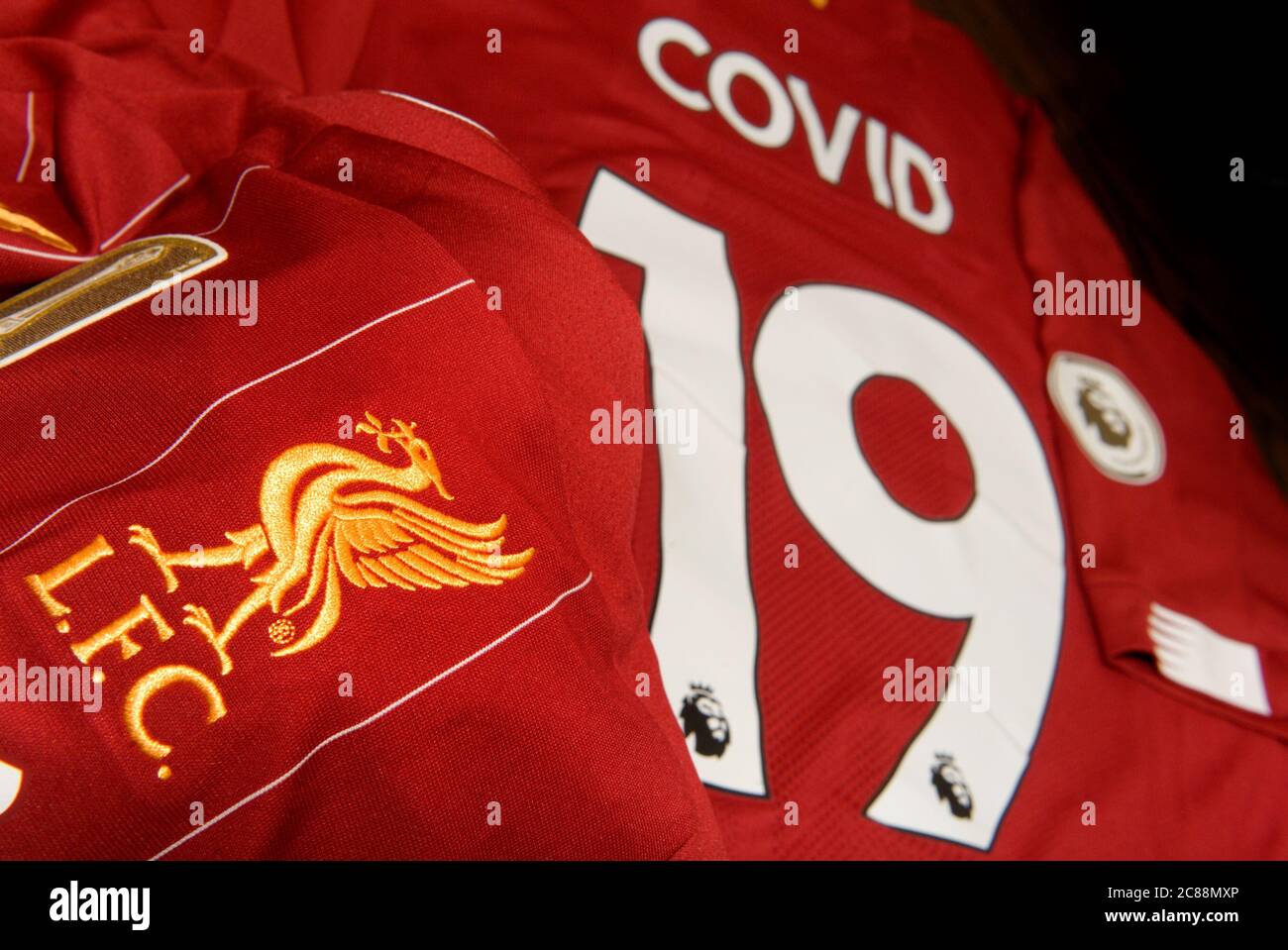Generisches Bild. Zeigt Liverpool FC Shirt mit Namen Covid und Nummer 19 zur Feier der Premier League Sieg Saison 2019 2020. 1. Titel seit 30 Jahren Stockfoto