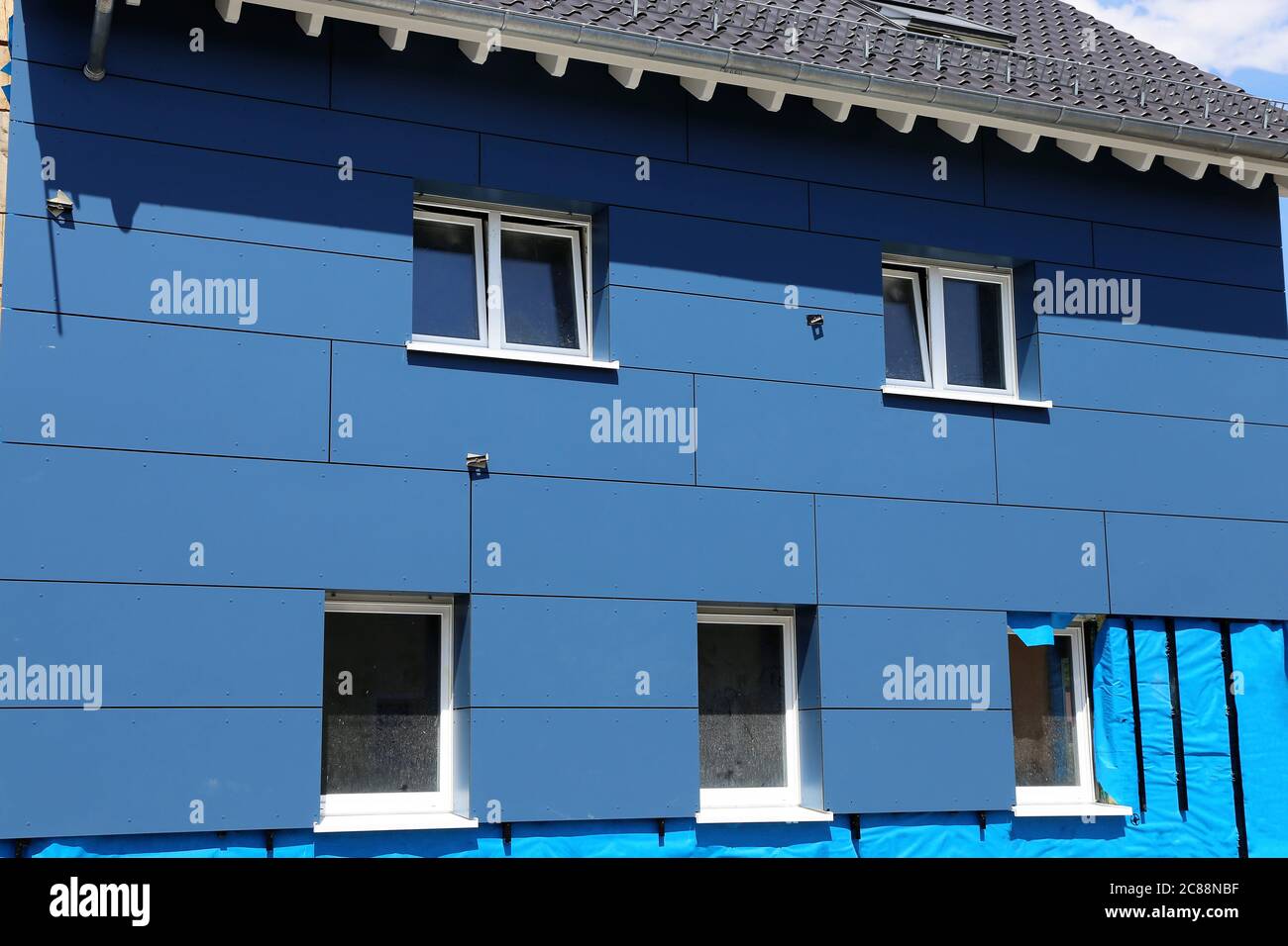Wohnheim mit Fassadenverkleidung Stockfoto