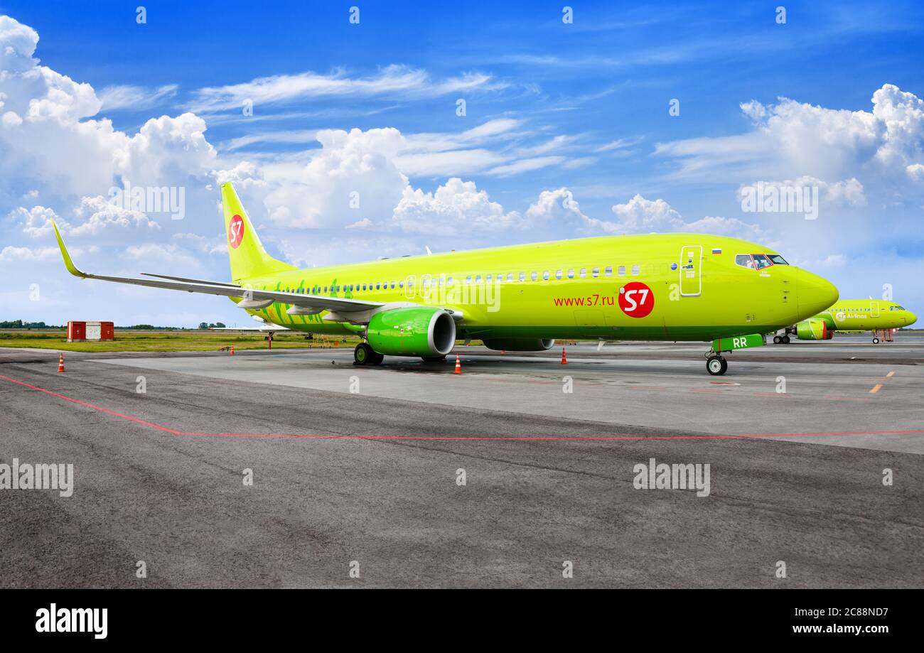 Tolmachevo Flughafen, Nowosibirsk, Russland, Flugzeug Boeing 737-800 auf Flugplatz blauen Himmel Hintergrund Nahaufnahme, s7 Airlines Fluggesellschaft, Passagierflugzeug Stockfoto