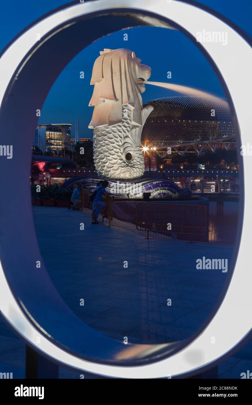 Der beliebteste Tourismusort in Singapur ist der Besuch des Merlion. Hier ist eine Szene hinter einem Buchstaben 'O' Form komponieren. Stockfoto
