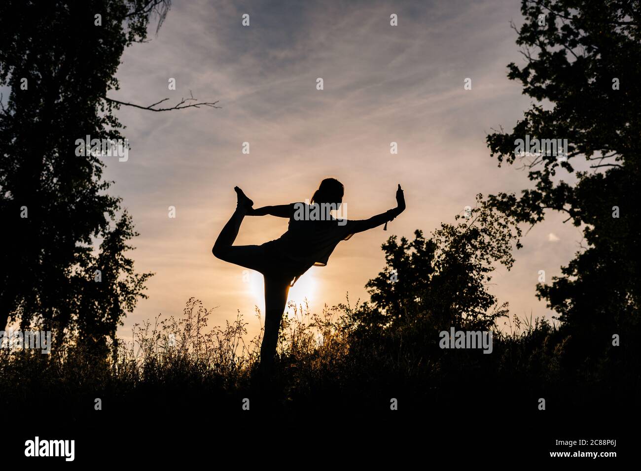 Silhouette Woman In Warrior Yoga Stockfotos Und Bilder Kaufen Alamy