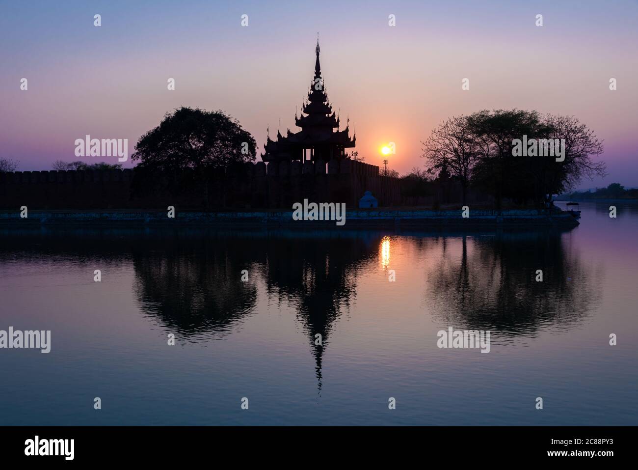 Königspalast bei Sonnenuntergang mit Wasserspiegelungen in Mandalay Burma, Myanmar Stockfoto
