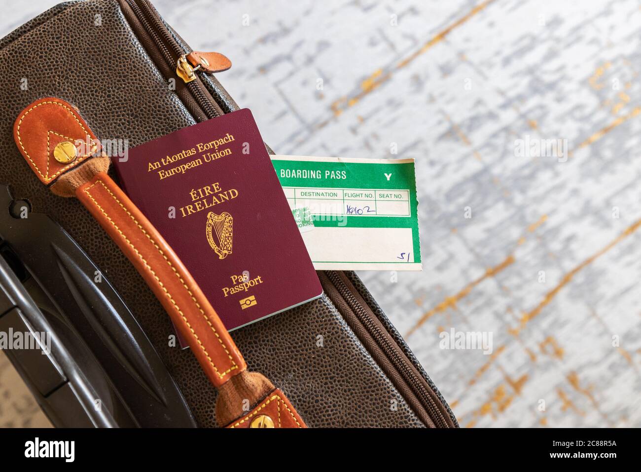 Irischer Reisepass mit Bordkarte für das Flugzeug auf dem Koffer. Konzept Reise von Irland während Coronavirus Covid-19 Pandemie Quarantäne Beschränkungen Stockfoto