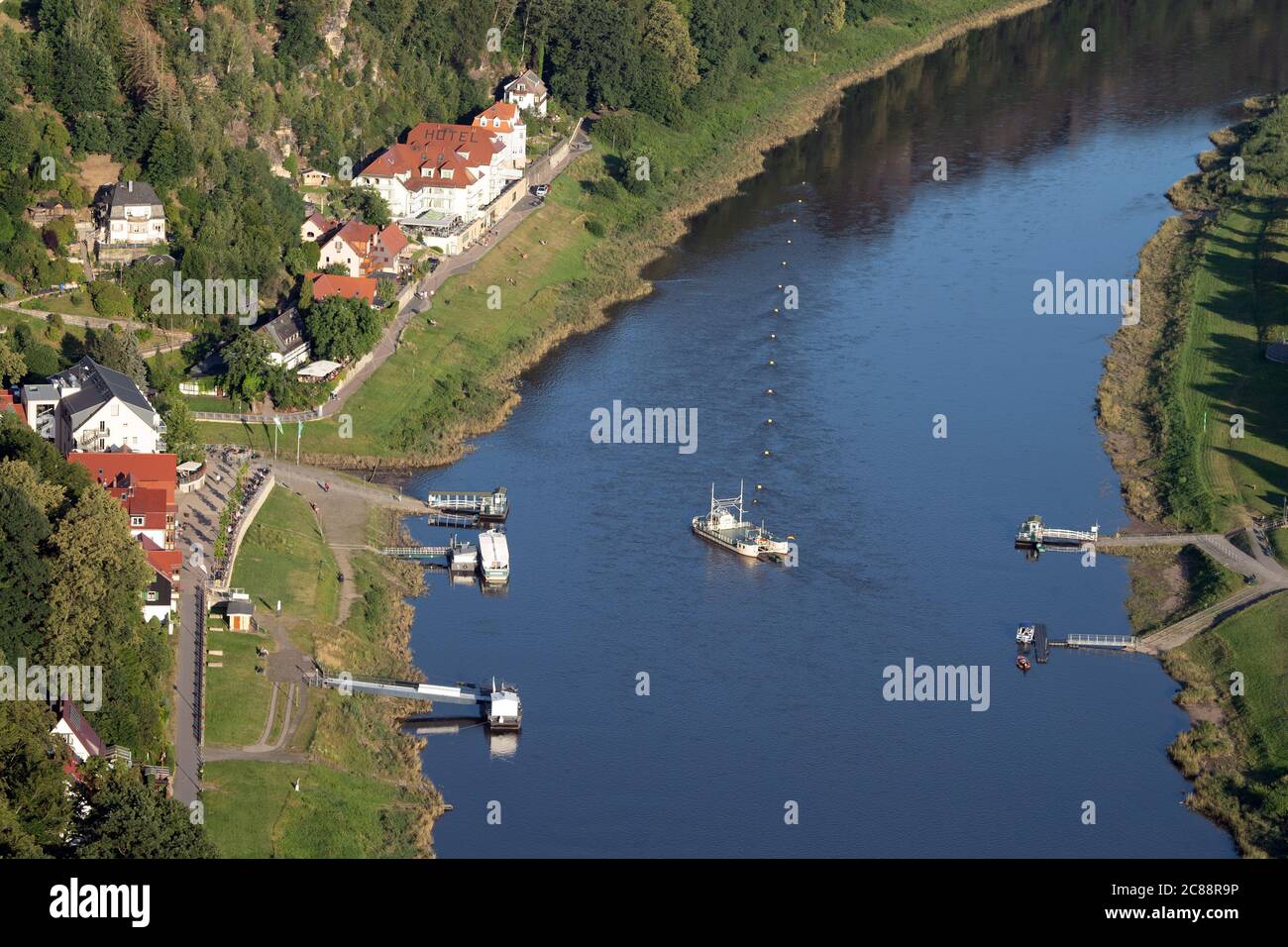 Lohmen, Deutschland. Juli 2020. Blick vom Bastei-Felsen im Nationalpark Sächsische Schweiz auf das Kurbad Rathen und die Elbe. Quelle: Sebastian Kahnert/dpa-Zentralbild/ZB/dpa/Alamy Live News Stockfoto