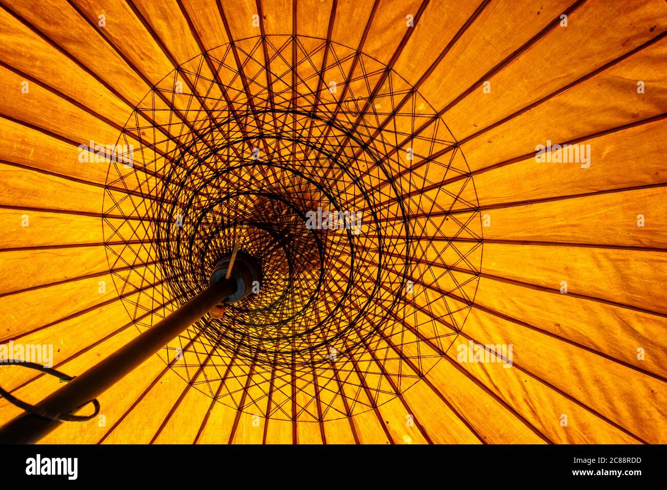 Nahaufnahme eines gelben traditionellen burmesischen Sonnenschirms, Blick von innen, asiatischer Hintergrund Stockfoto