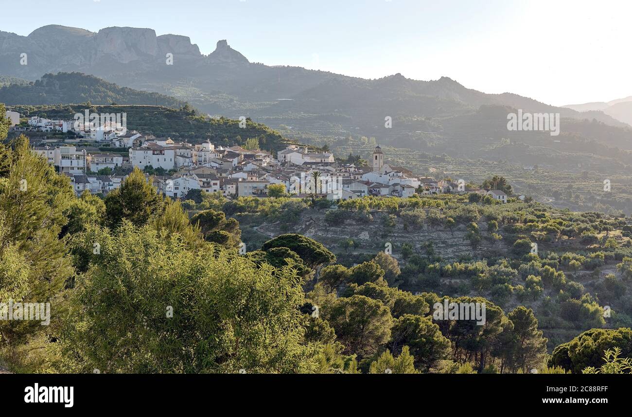 Blick auf die Stadt Benimantell, Comarca Marina Baixa, in der Provinz Alicante, Spanien Stockfoto